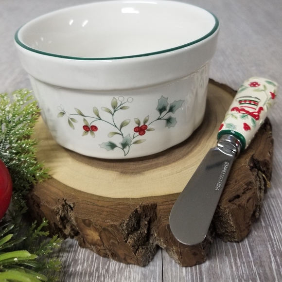 Pfaltzgraff winterberry dip bowl/ ramekin w/ spreader - Picture 2 of 9